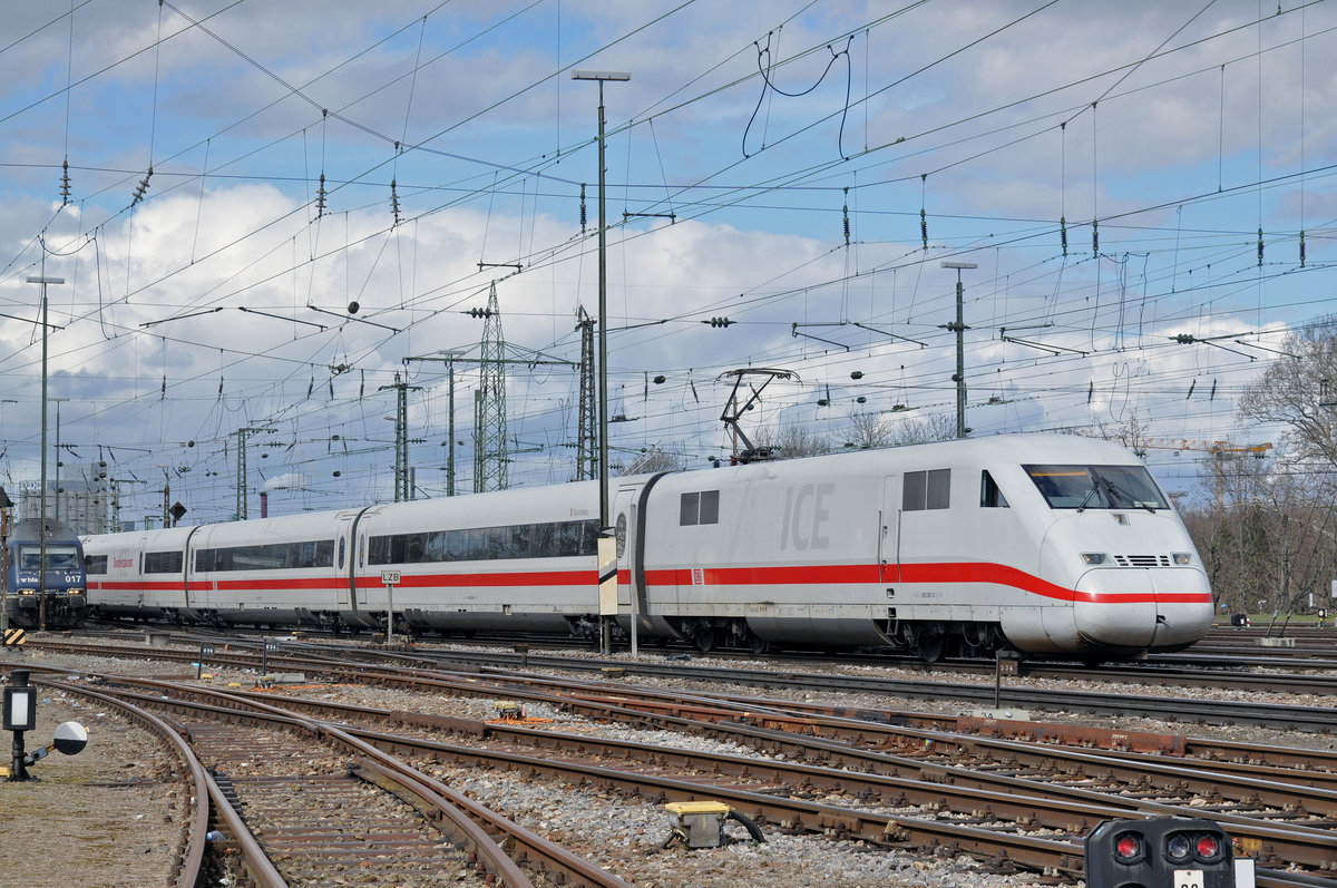 ICE 402 001-2 fährt beim Badischen Bahnhof ein. Die Aufnahme stammt vom 16.03.2018.