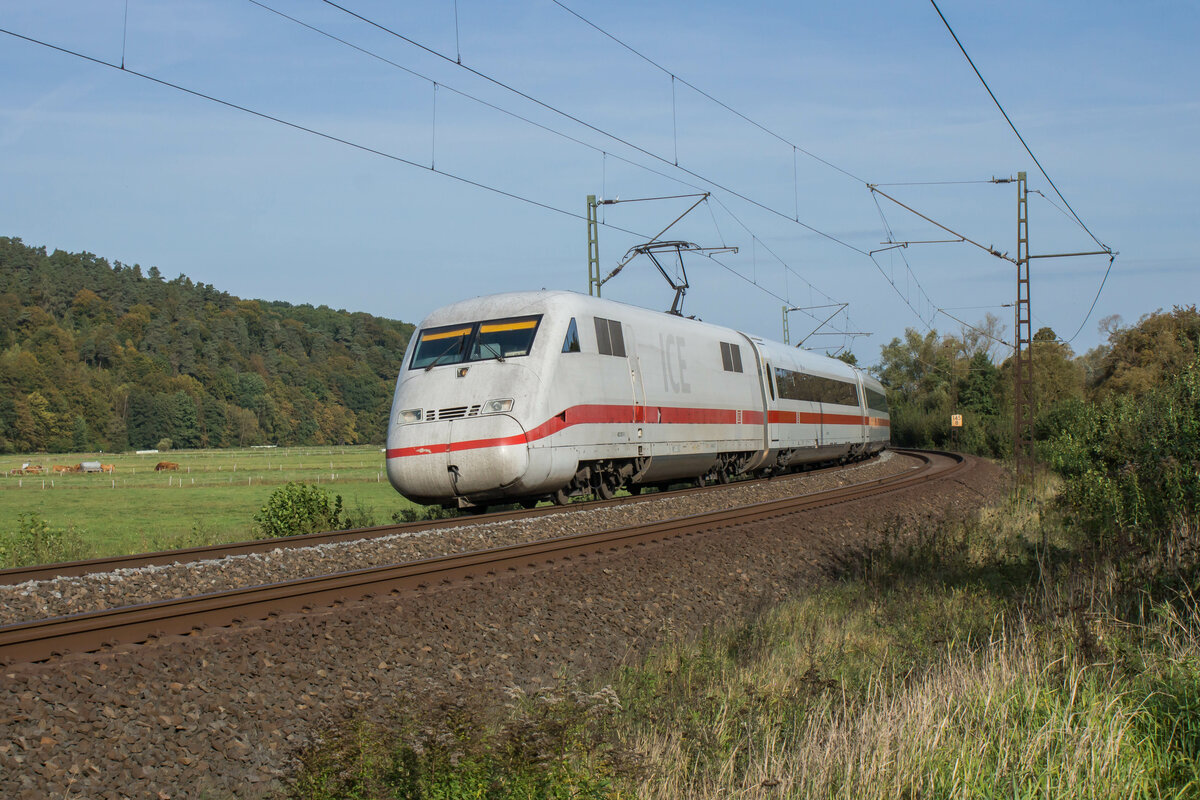 ICE 402 007-9  Stendal  ist am 11.10.2023 in Richtung Fulda bei Hermannspiegel unterwegs.