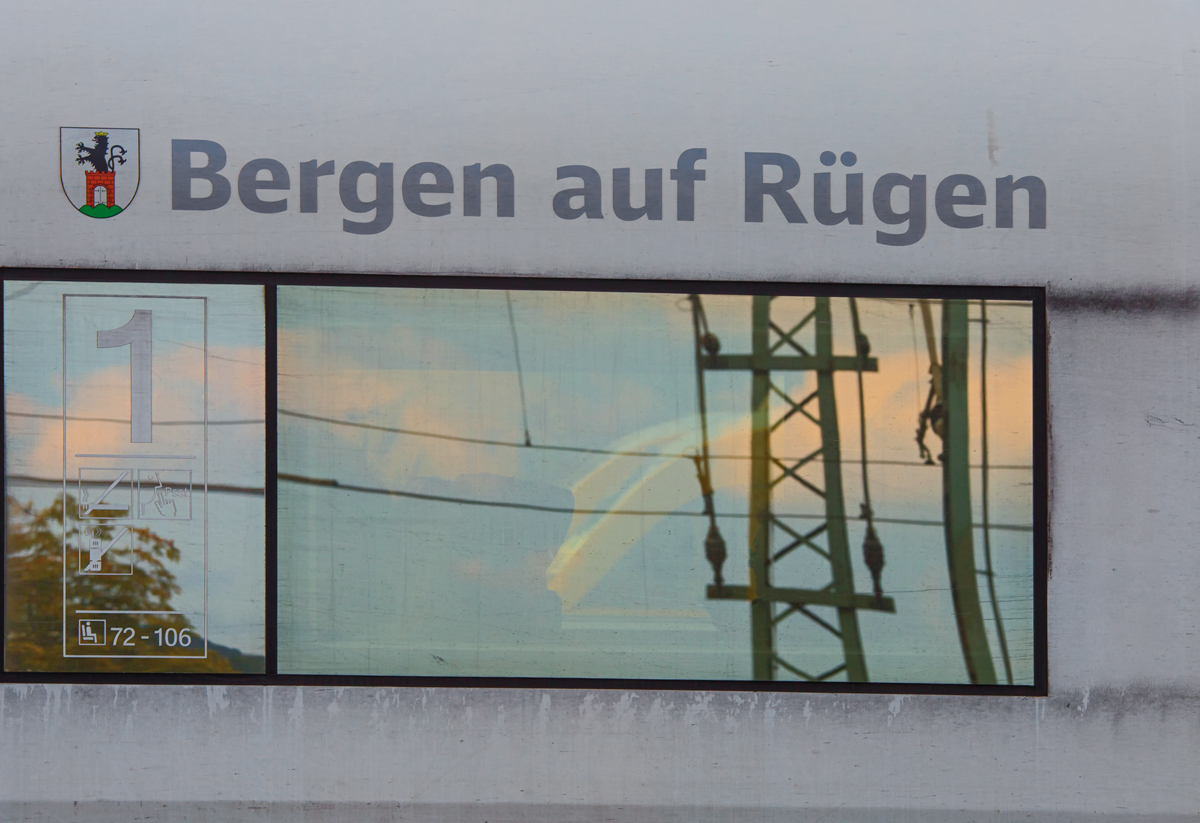 ICE 402 017 „Bergen auf Rügen“ auf dem Bahnhof Fulda. - 11.09.2015