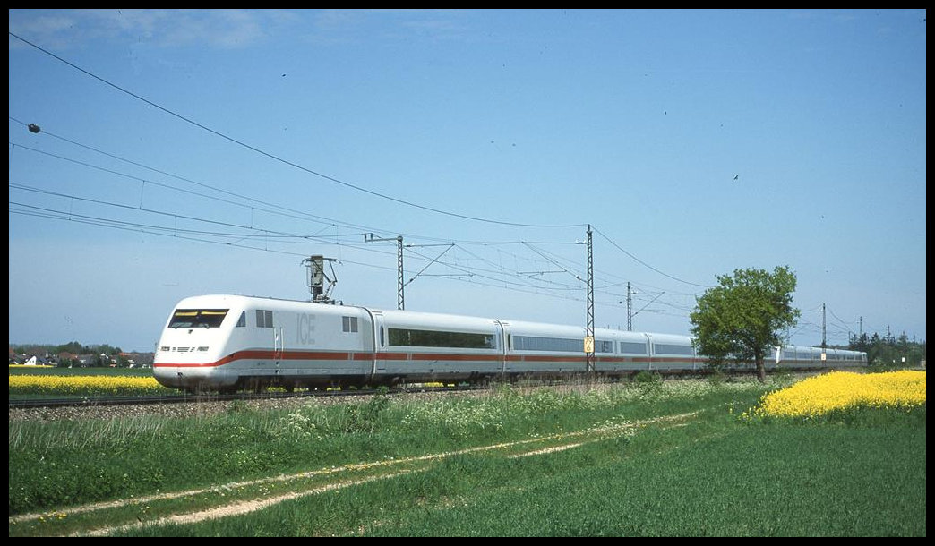 ICE 402004 und 402042 sind hier bei Neu Ulm am 9.5.2002 um 14.50 Uhr kurz vor dem nächsten Halt in Ulm auf der KBS 980 unterwegs.