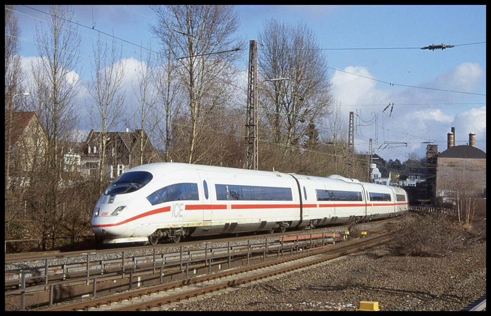 ICE 402505 fährt hier auf dem Weg nach Düsseldorf HBF am 5.2.2003 um 13.25 Uhr durch den Bahnhof Mühlheim an der Ruhr.