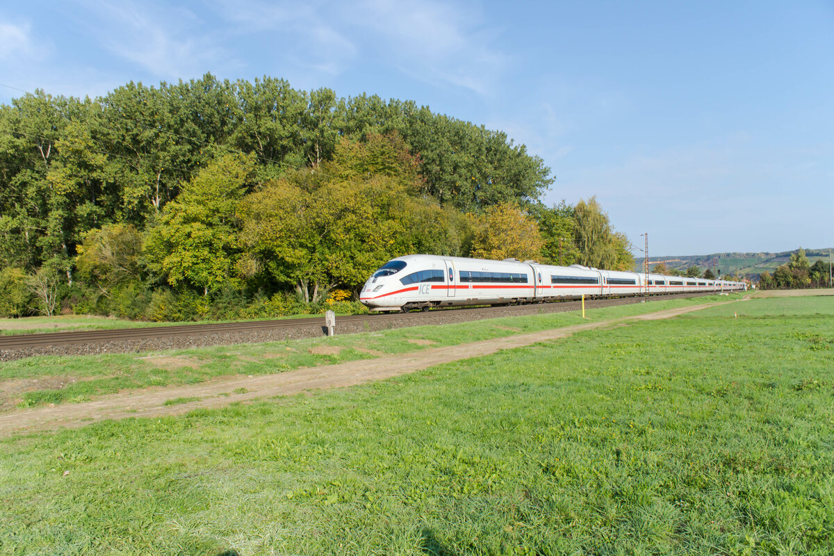 ICE 403 014-4 (Duisburg) u.403 522-6 (Solingen) sind am 12.10.2022 bei Himmelstadt zu sehen