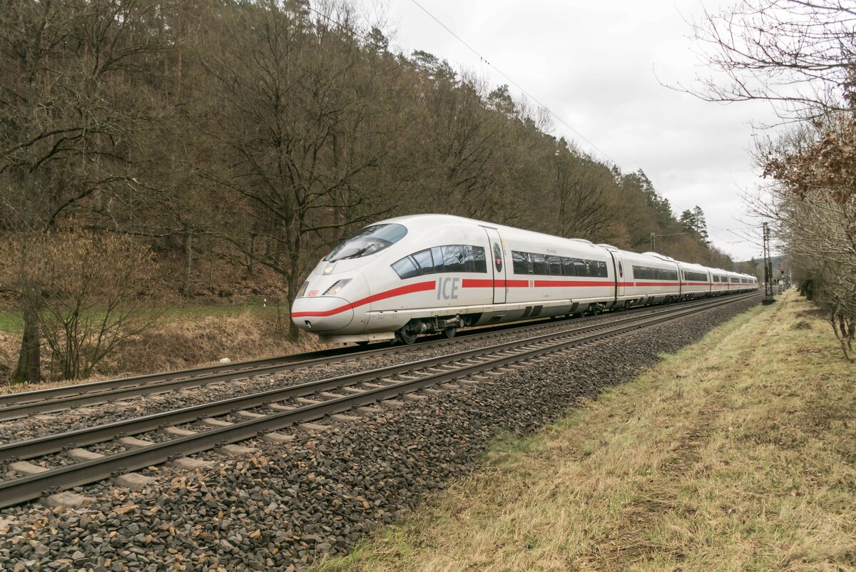 ICE 403 055-7  Tuttlingen  ist am 09.02.2022 im Haunetal in Richtung Leipzig unterwegs.