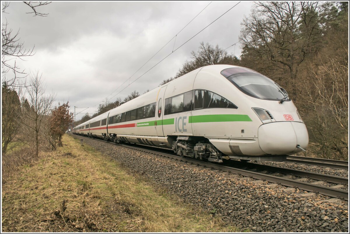 ICE 411 010-2 (Naumburg/Saale) nach Frankfurt/M. im Haunetal am 09.02.2022 unterwegs.