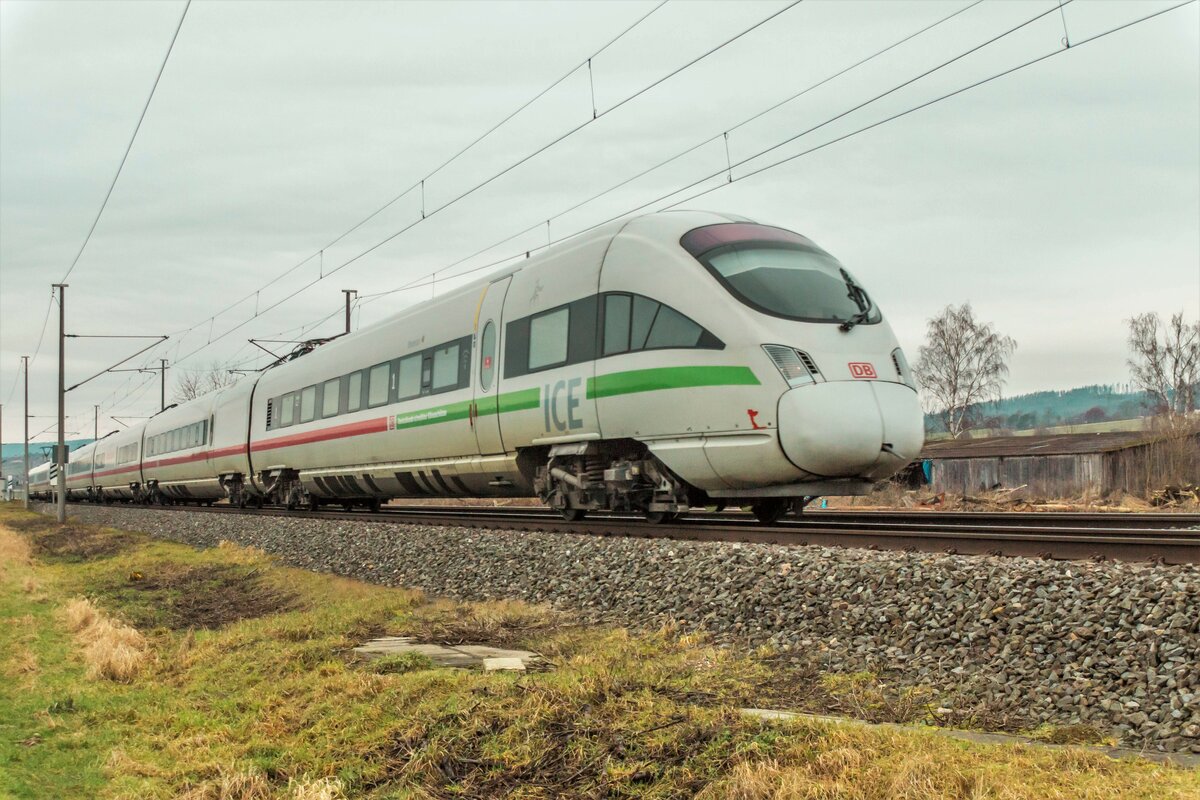 ICE 411 053-2  Ilmenau  ist am 12.01.2022 in Richtung Eisenach unterwegs,gesehen bei herleshausen.