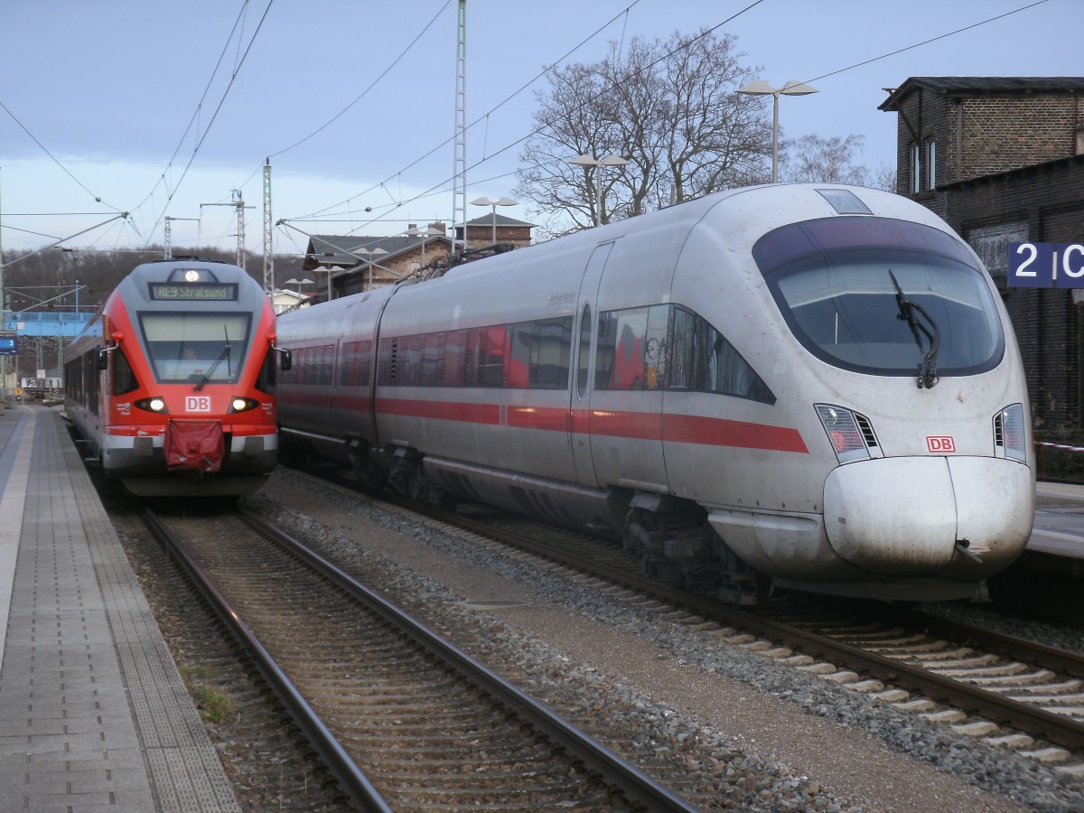 ICE 411 081 und der Flirt 429 030,am 04.Januar 2014,in Bergen/Rügen.