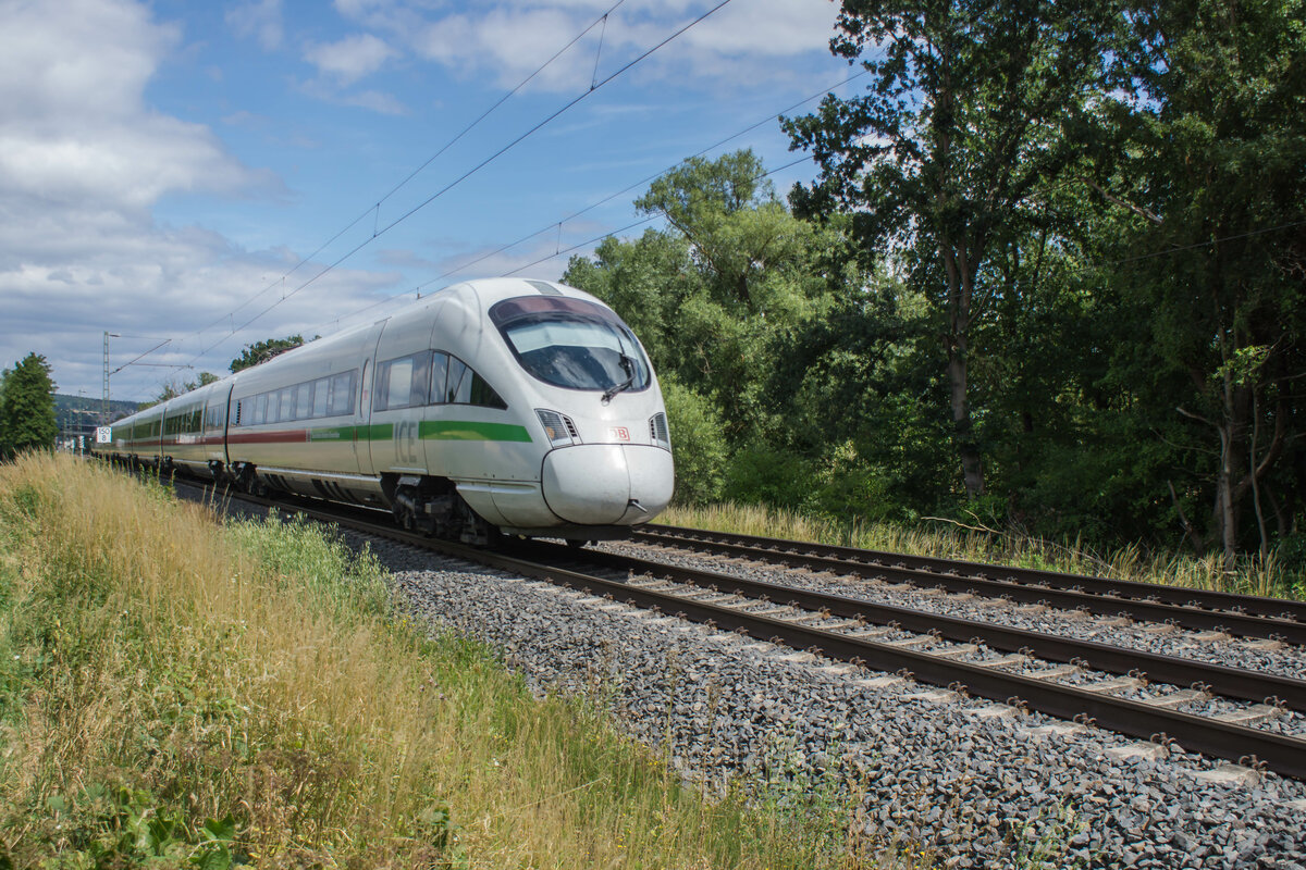 ICE 411 517-6  Erlangen  ist am 06.07.2022 bei Unterhaun in Richtung Frankfurt/M. unterwegs.