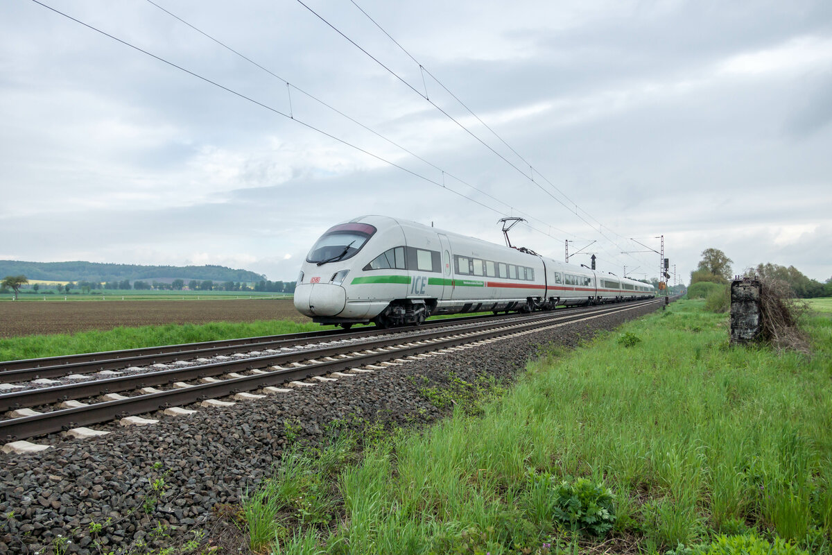 ICE 411 553-1  Ilmenau  ist als Umleiter in Richtung Kassel unterwegs,gesehen am 18.05.2021 bei Friedland.
