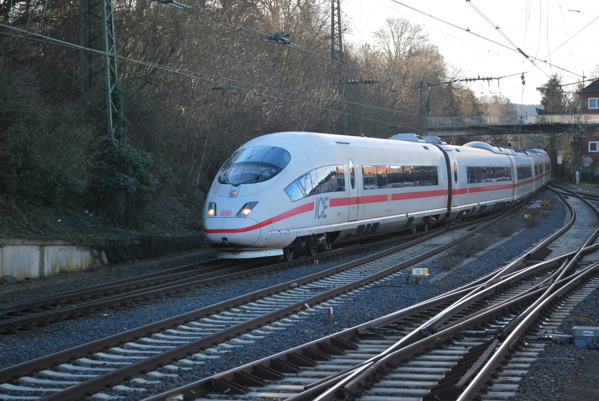 ICE 4601 aus Bruxelles-Midi (Brüssel Südbf) fährt im Winterlicht die Aachener Rampe herunter und trifft im Hauptbahnhof ein. 8. Januar 2014. Nach Spannungswechsel geht's weiter nach Frankfurt/Main.