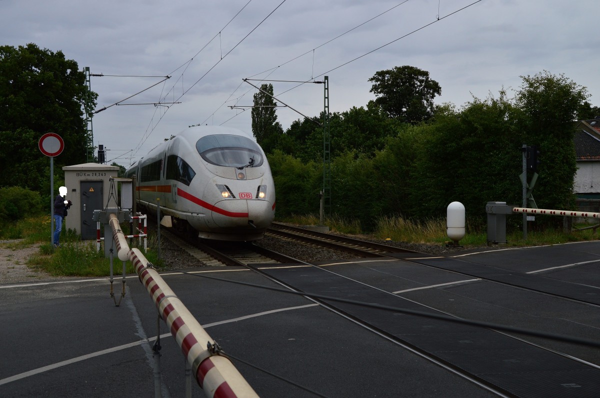 ICE 4654 nach Brüssel, hier ist er kurz vor Geilenkirchen....am Sonntag den 12.7.2015
( wer will kann ja mal raten wer der geweisste Fotograf ist ;-D ) 