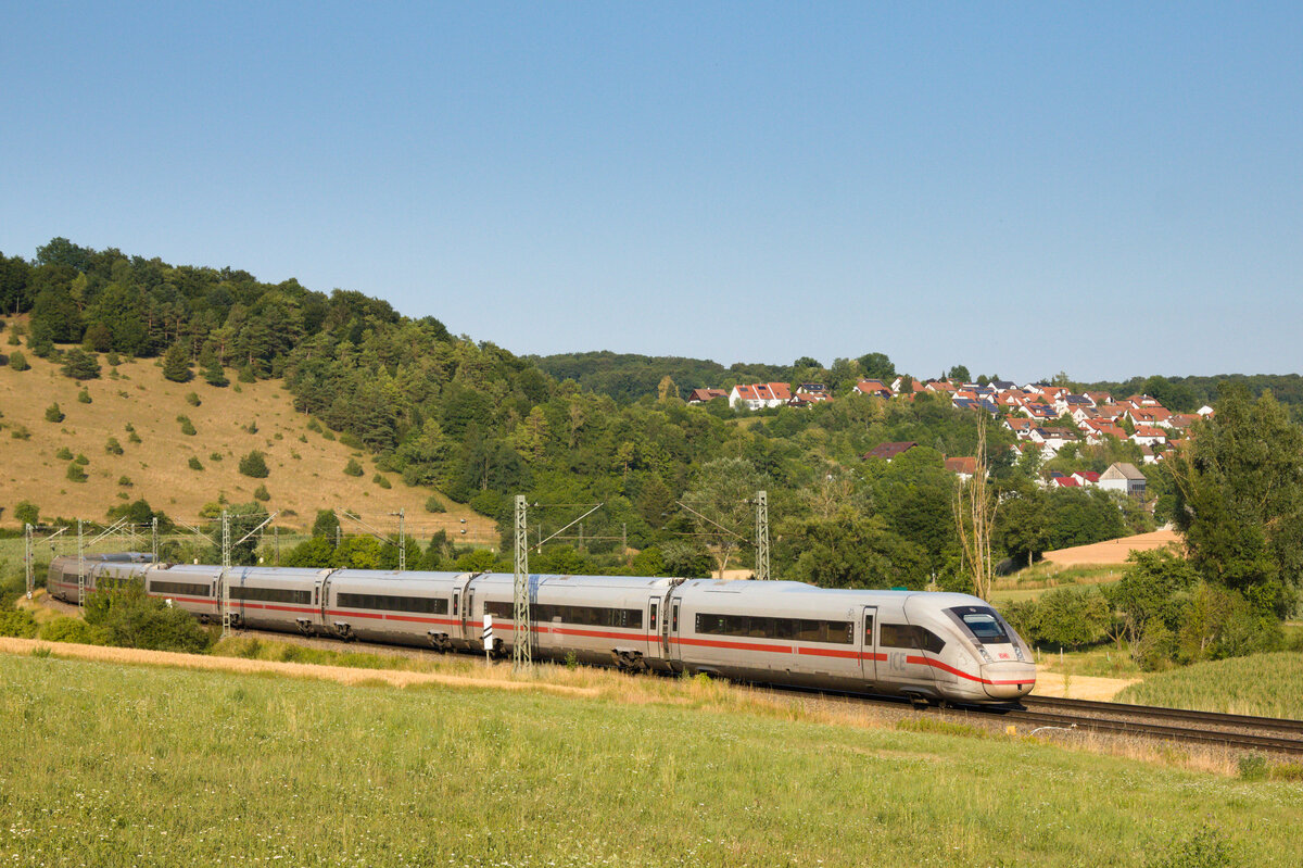 ICE 512 München-Münster am 24.07.2022 zwischen Lonsee und Urspring. 