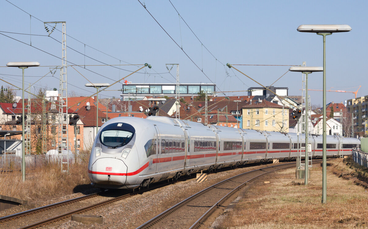ICE 513 aus Münster erreicht am 05.03.2022 Stuttgart-Zuffenhausen. 
