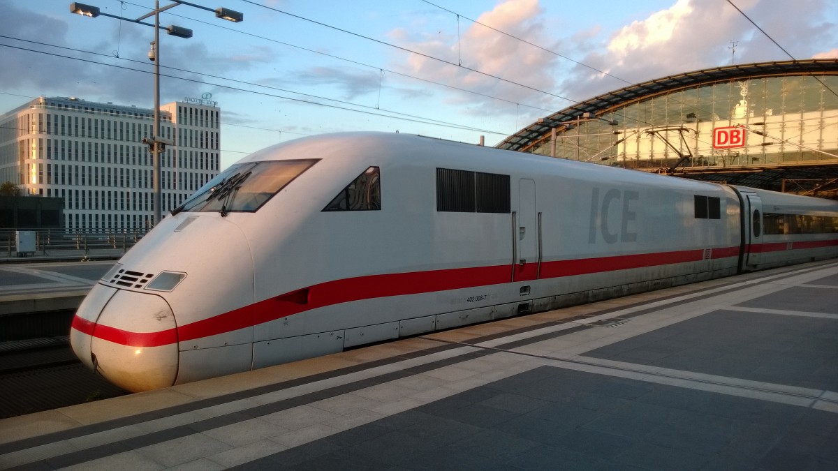 ICE 547 von Kln/Bonn Flughafen nach Berlin Ostbahnhof.Aufgenommen am 30.10.2013 in Berlin Hbf