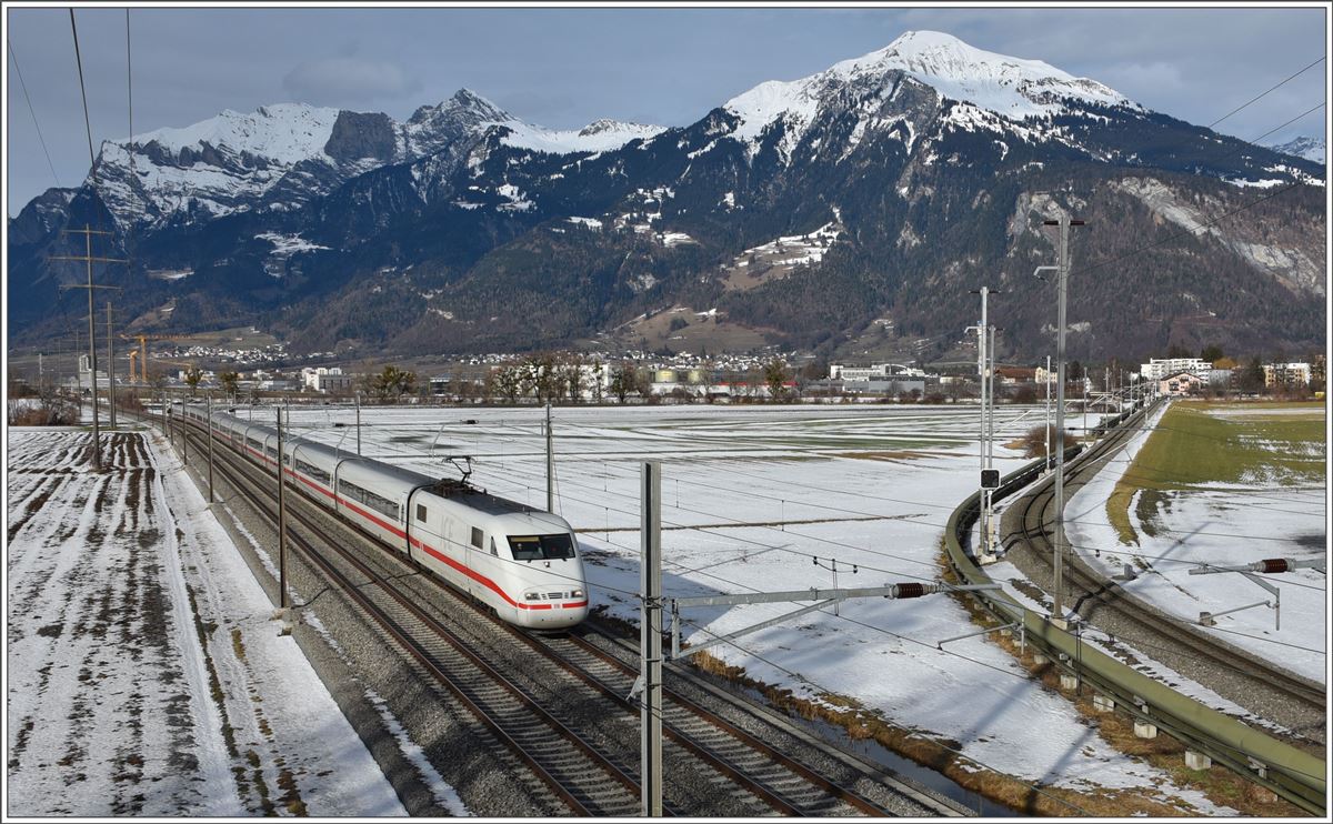 ICE 71 rauscht bei Zizers Richtung Chur. Falknis, Glegghorn und Vilan thronen über dem Rheintal. Rechts ist die RhB Strecke Richtung Igis zu sehen. (02.02.2017)