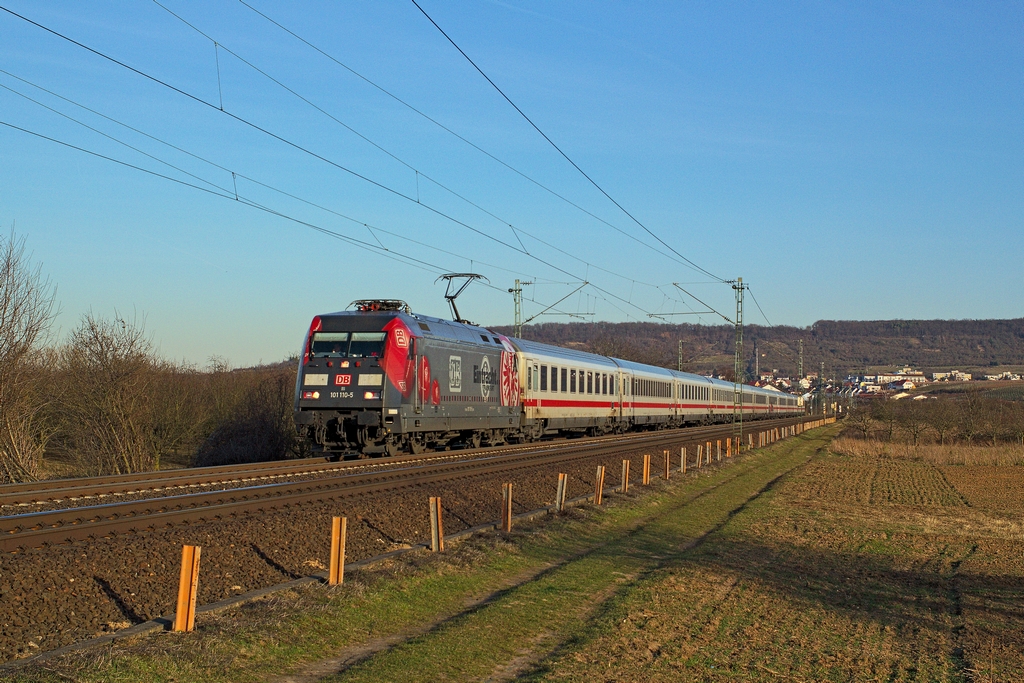 ICE 712 oder IC 2022? Da die Fahrzeiten zwischen Mainz und Köln nur um 1 Minute abweichen, bietet sich Letzterer eher an. Am 24.2.2014 hat 101 110 den Zug am Haken und wird in wenigen Minuten ohne Halt durch Bingen fahren