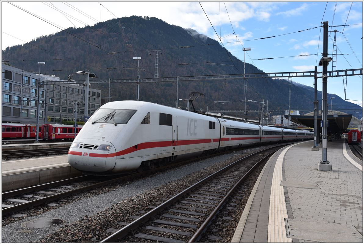 ICE 72 nach Hamburg in Chur, umgeben von RhB Fahrzeugen. (24.10.2017)