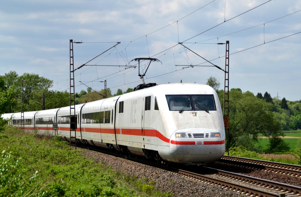 ICE 770 Stuttgart Hbf - Hamburg-Altona am 25.05.2015 bei Salzderhelden. Aufgrund von Gleiserneurungen auf der SFS, wurden die ICE und IC über die NSS umgeleitet. 