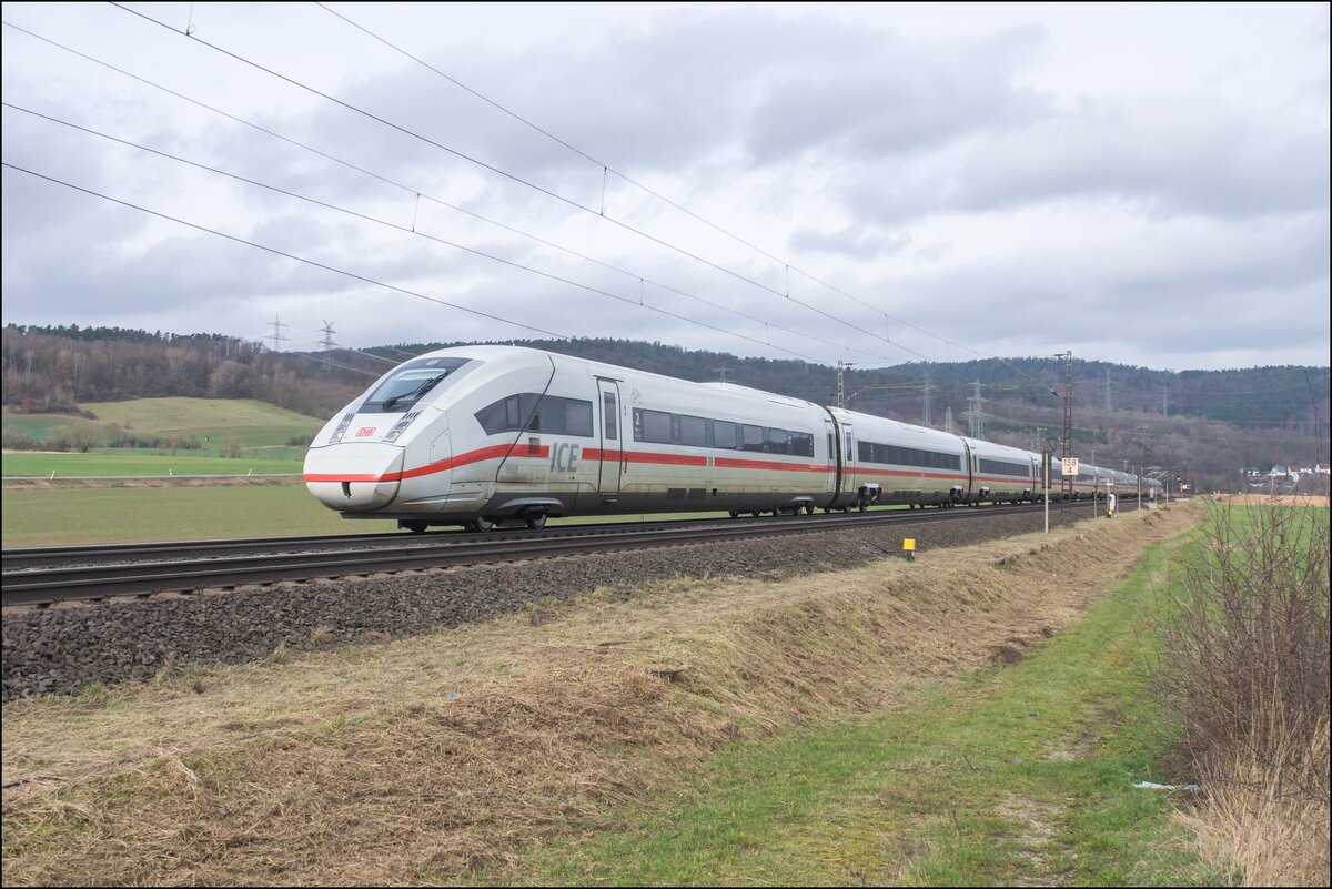 ICE 812 002-4 ist am 21.02.2024 bei Reilos in Richtung Frankfurt/M. unterwegs.