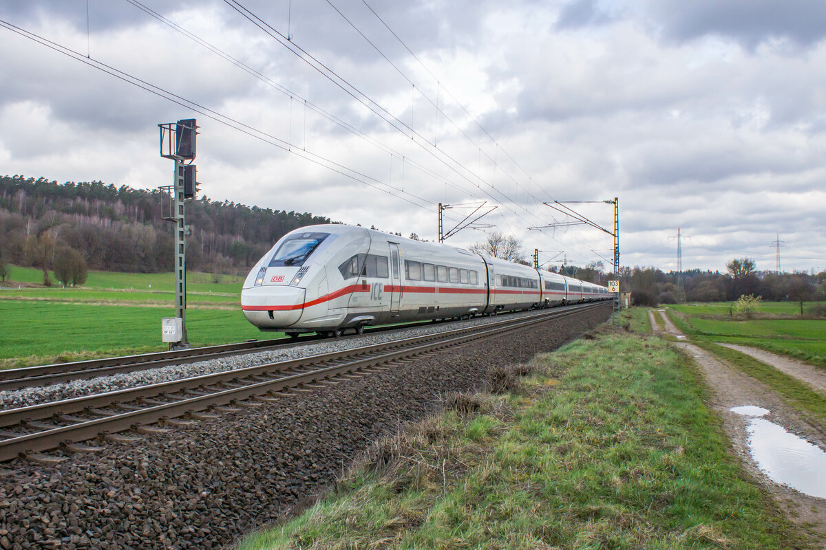 ICE 812 005-8 ist am 22.03.2023 bei Kerzell in Richtung Frankfurt/M. unterwegs.