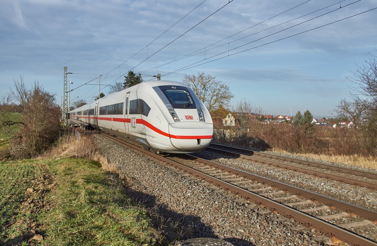 ICE 812 010-8 ist in Richtung Nürnberg am 10.01.2018 unterwegs,gesehen im Hp Buchbrunn-Mainstockheim.