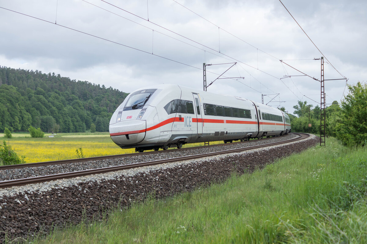 ICE 812 012-4 ist in Richtung Frankfurt/M.Hbf.unterwegs,gesehen am 22.05.2025 bei Hermannspiegel.