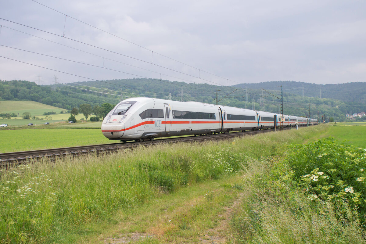 ICE 812 023-1 ist am 07.06.2023 in Richtung Fulda bei Reilos unterwegs.