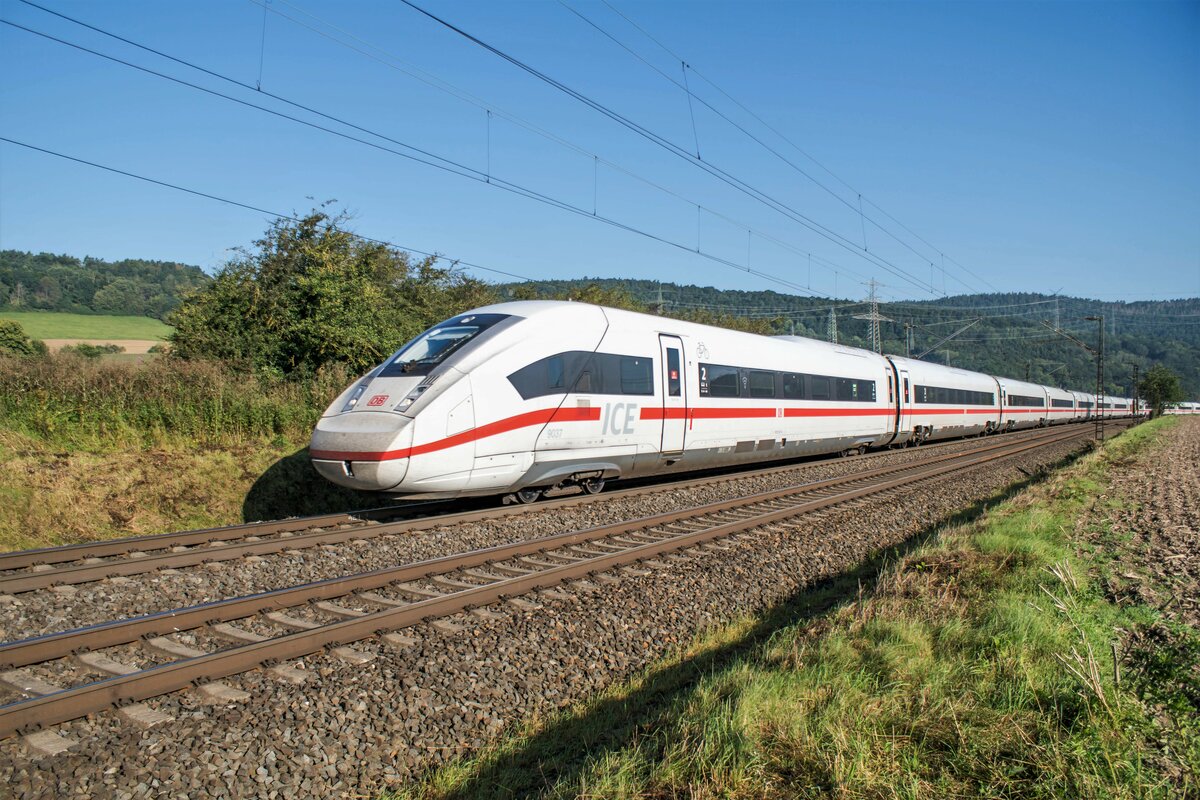 ICE 812 037-0 in Richtung Frankfurt/M. bei Reilos am 08.09.2021