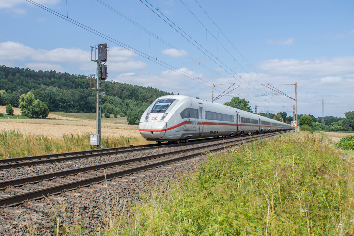 ICE 812 044-7 ist am 21.07.2021 in Richtung Frankfurt/M. bei Kerzell zu sehen.