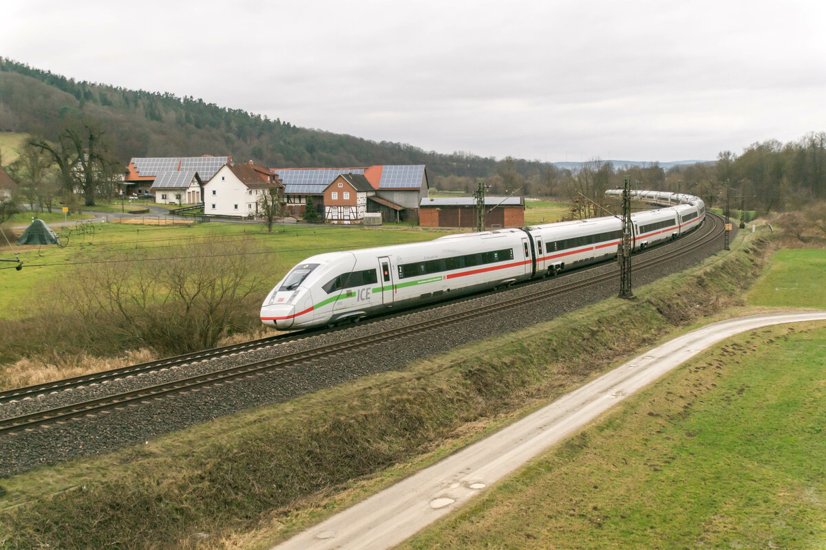 ICE 812 050-3 ist am 09.02.2022 in Richtung Frankfurt/M. unterwegs,Hermannspiegel.