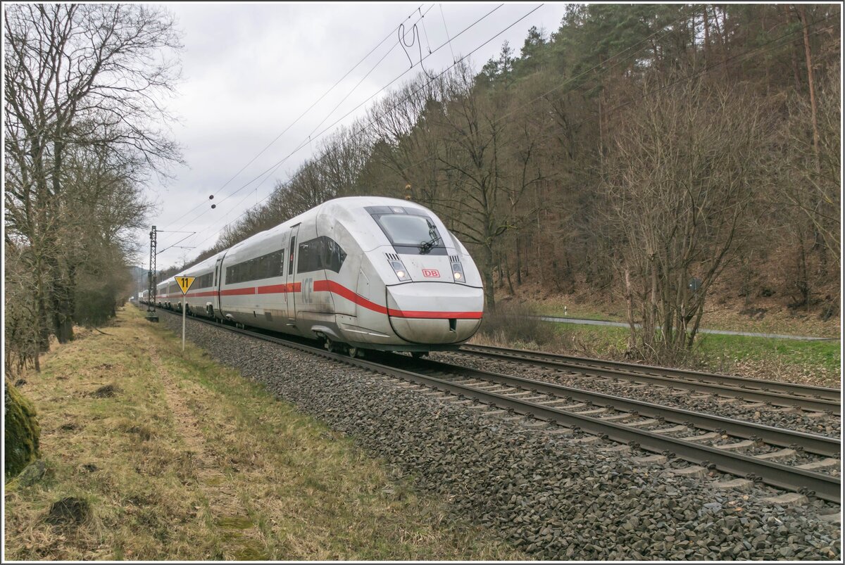 ICE 812 062-8 ist am 09.02.2022 in Richtung Frankfurt/M. im Haunetal unterwegs.