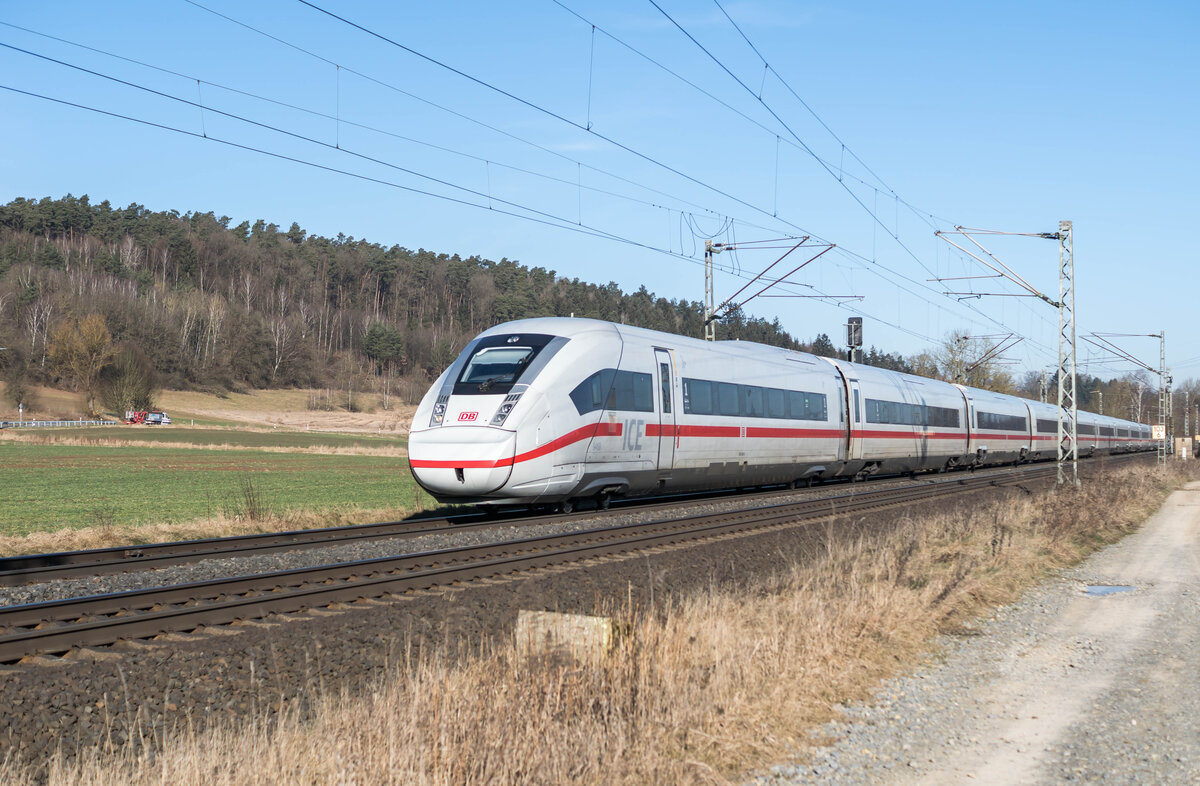 ICE 812 068-6 ist am 19.02.2025 in Richtung Frankfurt/M. Hbf. bei Kerzell unterwegs.