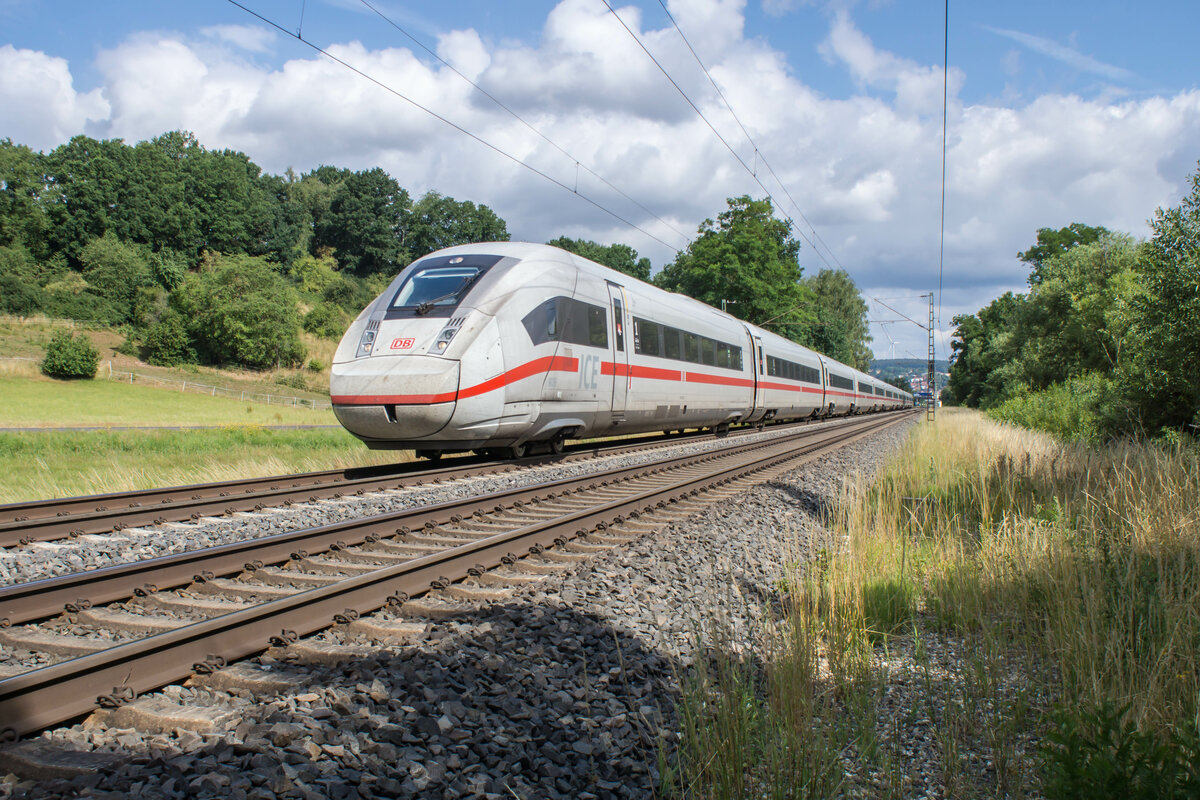 ICE 812 208-3 ist auf dem in Richtung Frankfurt/M. am 06.07.2022 bei Unterhaun.