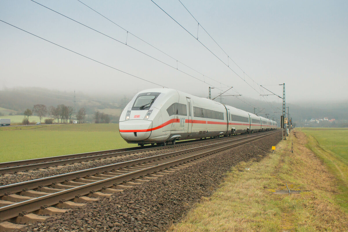 ICE 812 211-7 ist am 15.02.2023 in Richtung Frankfurt/M. bei Reilos zu sehen.