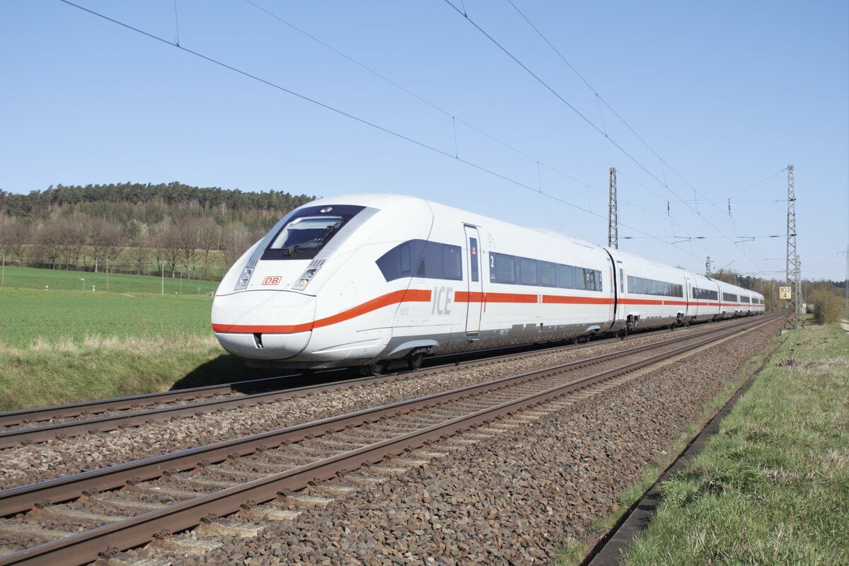 ICE 812 212-5 ist am 27.04.2021 bei Kerzel in Richtung Frankfurt/M. unterwegs.