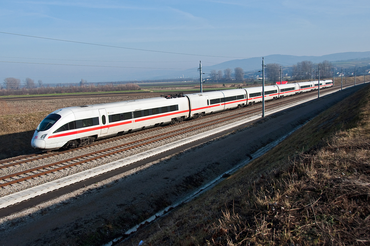 ICE 90 am Beginn seiner Reise nach Hamburg-Altona, kurz nach dem Chorherrn Tunnel im Tullnerfeld. Die Aufnahme entstand am 03.01.2014.