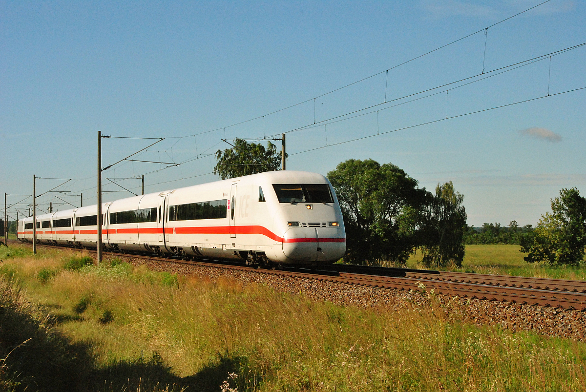 ICE 906 von Leipzig Hbf nach Hamburg-Altona, am 18.06.2016 in Zschortau.
