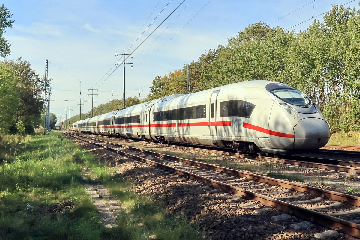 ICE  Amsterdam  (Tz 8020) steht bei Diedersdorf auf dem Berliner Aussenring am 29. September 2026.


