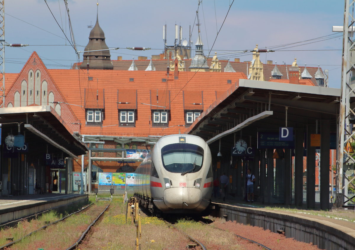 ICE Arkona. 
Täglich außer Sonntags startet der ICE 1531 (Eisenach - Berlin Gesundbrunnen) seine Fahrt in der Geburtsstadt Bachs. Doch nur Smastags fährt er ab Berlin Gesundbrunnen weiter über Eberswalde, Anklam, Greifswald und Stralsund bis auf die Insel Rügen. Gestern durfte der Tz  Passau  diese samstäglich Leistung übernehmen. Viele Touristen hatte er an Board und auch mich und einen Freund. Von Erfurt hat er uns bis Stralsund gebacht. Hier ist er nach der Ankunft in der Hansestadt zu sehen. Nach ca. 20 Minuten Aufenhalt geht es über den Rügendamm und weiter bis zu seinem Ziel Bergen auf Rügen.
(Das Bild entstand vom Ende des Bahnsteiges, welcher in einem Bogen liegt)

Stralsund, 26. Mai 201
