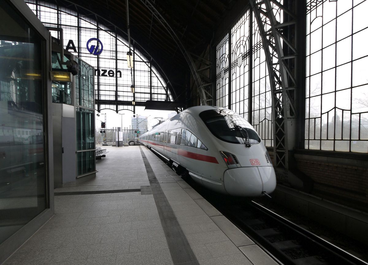 ICE im Bahnhof Hamburg Dammtor. 2.3.2014