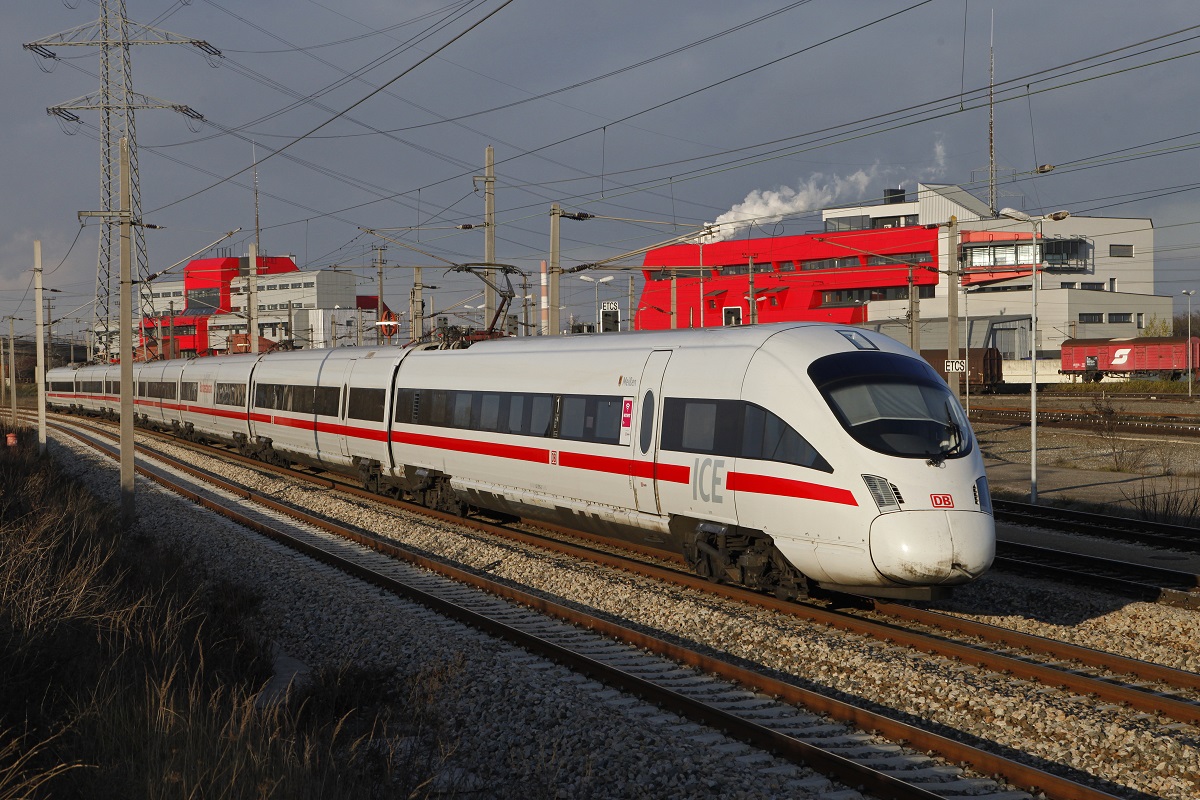 ICE im Bereich von Wien Zentralverschiebebahnhof am 10.12.2015.