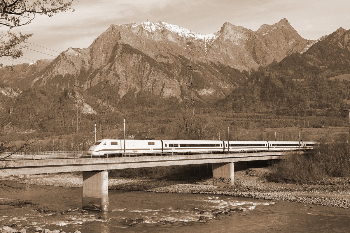 ICE Chur-Hamburg auf der Rheinbrücke bei Bad Ragaz.19.12.15