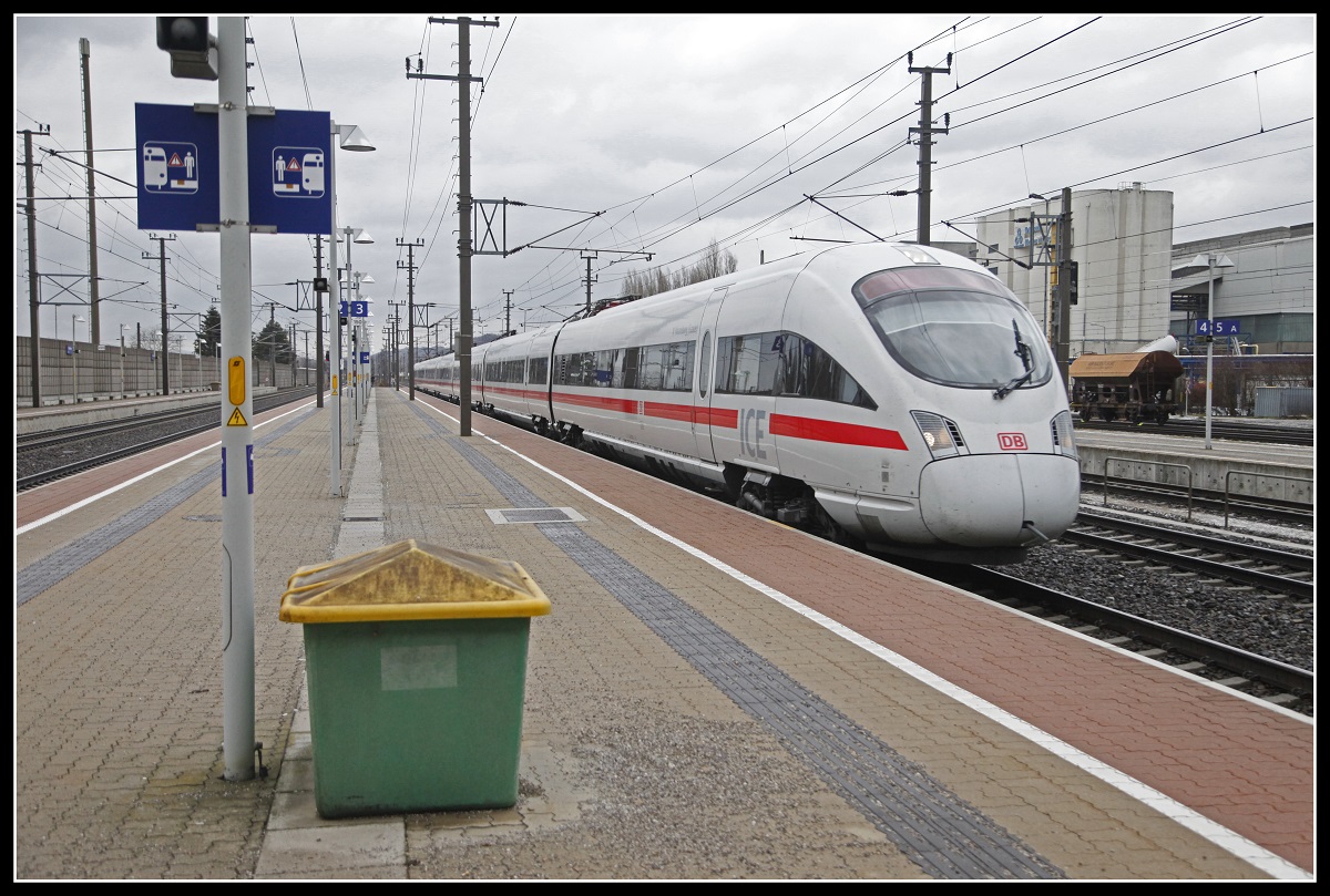 ICE fährt am 15.01.2019 durch den Bahnhof Pöchlarn.