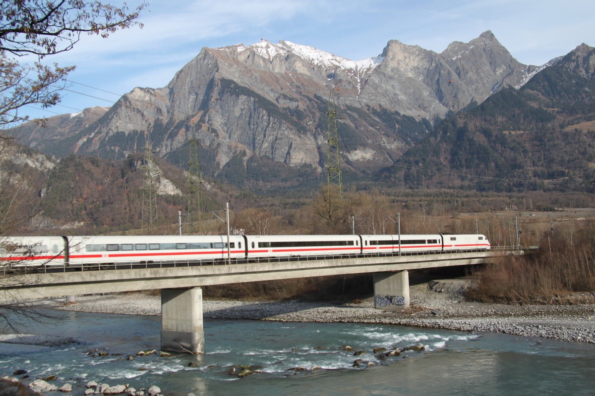 ICE Frankfurt/M nach Chur auf der Rheinbrücke bei Bad Ragaz.19.12.15