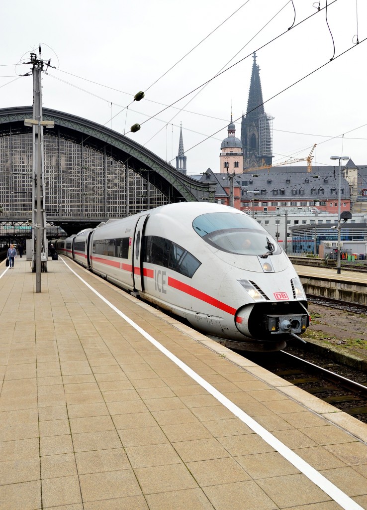 ICE Göttingen steht im Kölner Hbf auf Gleis 4 und wartet auf seinen Abfahrbefehl. 30.10.2014