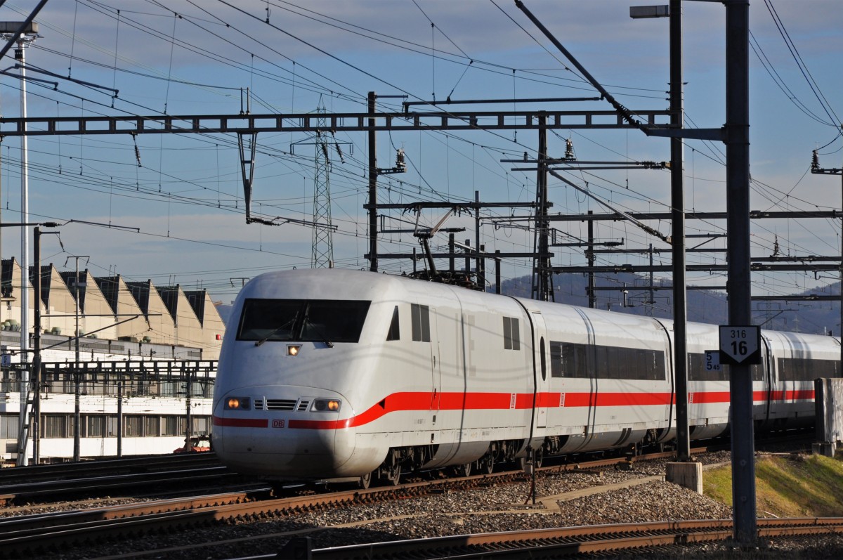 ICE kurz vor dem Bahnhof Muttenz. Die Aufnahme stammt vom 07.01.2014.