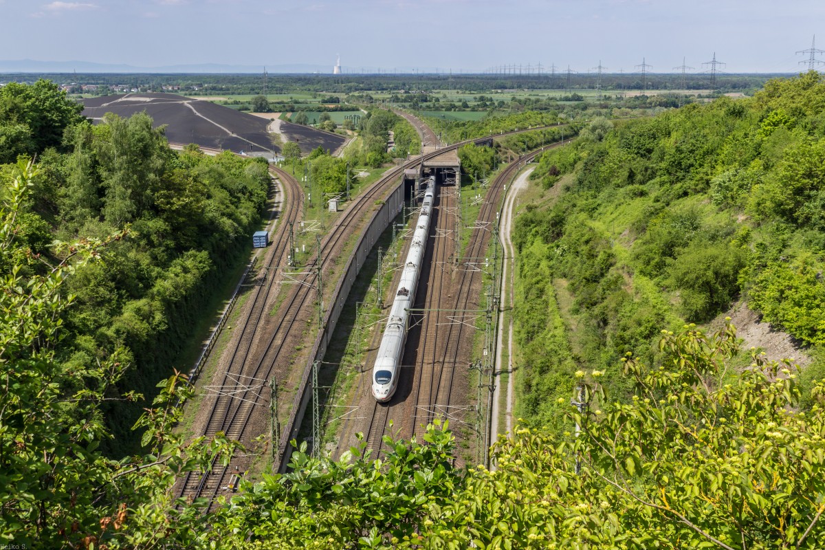 ICE von Mannheim Richtung Stuttgart bei der Einfahrt in den Rollenbergtunnel. 04.05.2014