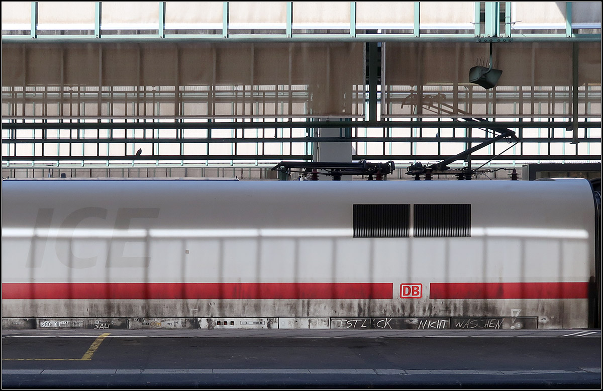 ICE mit Testlack -

... der nicht abgewaschen werden soll. Irgendwie passt sich hier das Design des ICE-Triebkopfes an den vorher hier gestandene Lok der Baureihe 147 an dem IC2-Zug, bzw. erinnert an einen Güterwagen.

Stuttgart Hauptbahnhof, Gleis 5, 15.03.2020 (M)