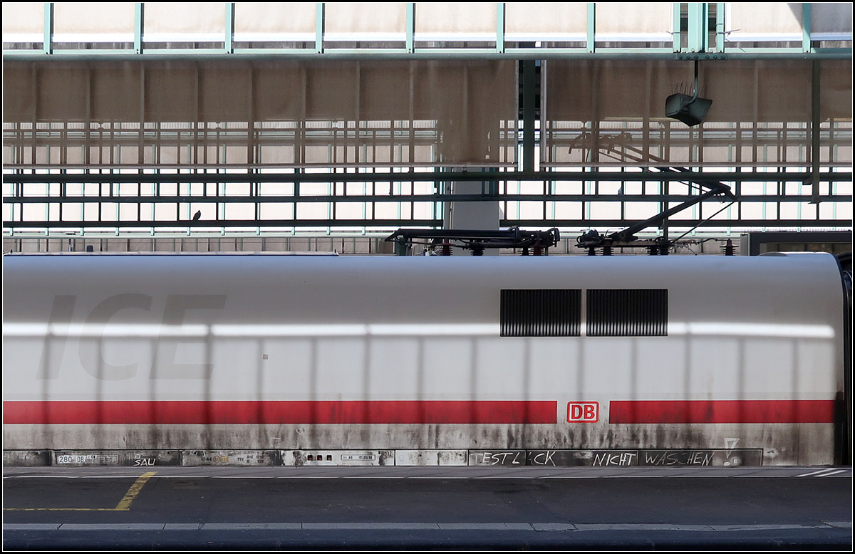 ICE mit Testlack -

... der nicht abgewaschen werden soll. Irgendwie passt sich hier das Design des ICE-Triebkopfes an den vorher hier gestandene Lok der Baureihe 147 an dem IC2-Zug, bzw. erinnert an einen Güterwagen.

Stuttgart Hauptbahnhof, Gleis 5, 15.03.2020 (M)
