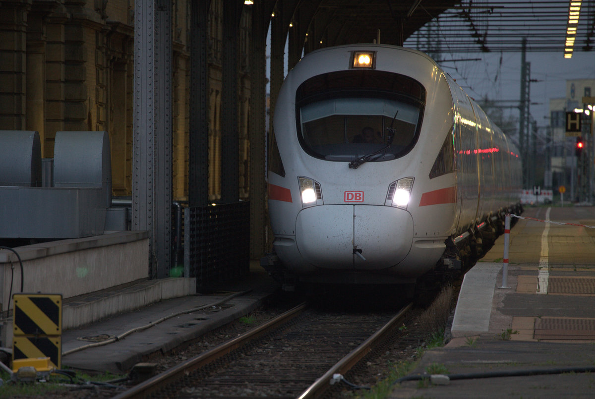 ICE nach Berlin bei der Ausfahrt Halle (Saale)Hbf. 07.04.2017 19:46 Uhr.