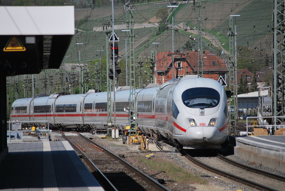 ICE nach München kommt im Würzburger Hbf an. 19. April 2019.